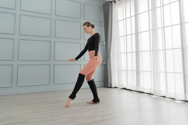 Retrato Bailarina Ballet Mujer Realizar Casa Estudio Artista Danza Contemporánea — Foto de Stock