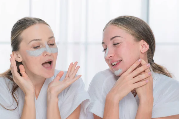 自然な肖像画2人の女性は頬を洗う顔にクリーム泡を泡立てる笑顔の若い女性と顔 スキンケアと衛生手順の治療 化粧や治療のライフスタイルを持つ幸せな人々 — ストック写真