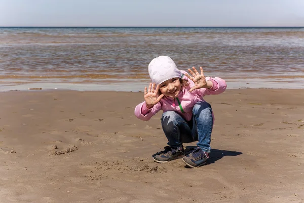Deniz kıyısında oynayan kız
