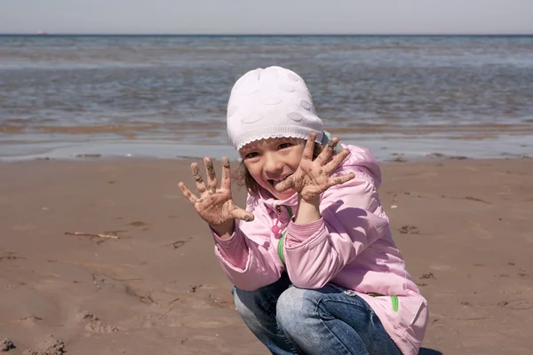 Deniz kıyısında oynayan kız