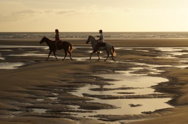 Sahilde günbatımı yolculuğu