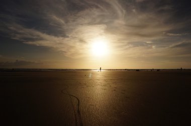 Sahilde gün batımı