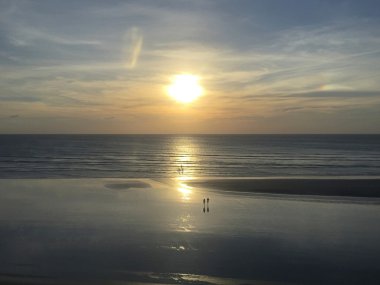 Sahilde gün batımı