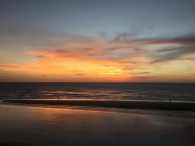 Sahilde gün batımı