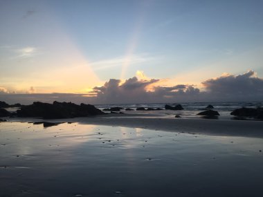 Sahilde günbatımı yansımalar