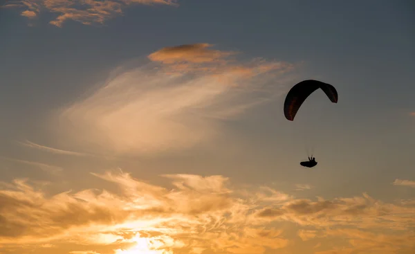 Paragliding into the sunset — Stock Photo, Image
