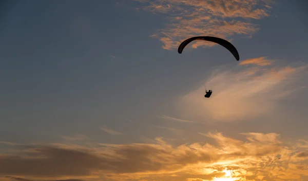 Paragliding into the sunset — Stock Photo, Image