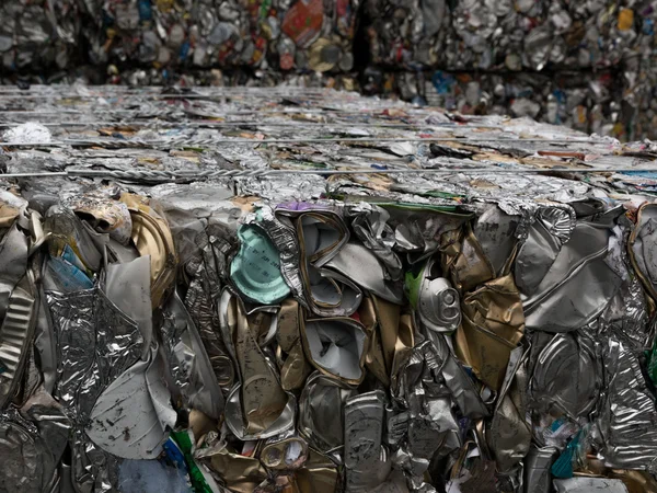 Latas de estaño recicladas en espera de refinación . — Foto de Stock