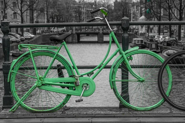 Amsterdam zielony rower. — Zdjęcie stockowe