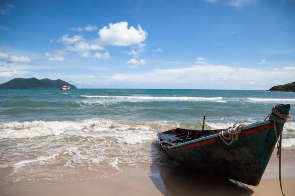 Boat on the background of the sea, islands and sky — Stock Photo, Image