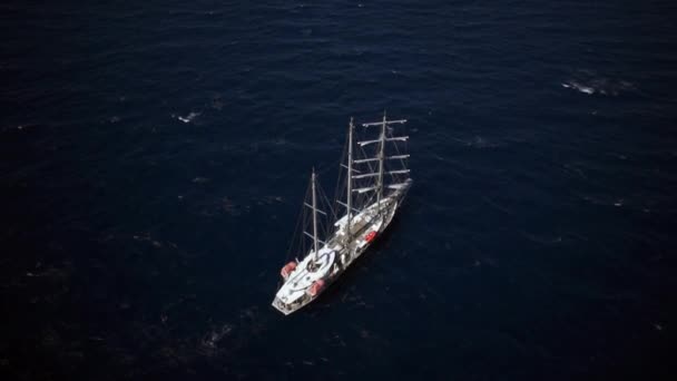 Vitorlás hajó, vitorlázás az óceán szélcsendes időben — Stock videók