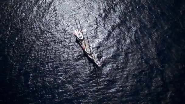 Velero en tiempo tranquilo navegando en el océano — Vídeos de Stock