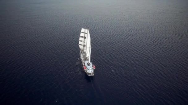 Velero en tiempo tranquilo navegando en el océano — Vídeo de stock