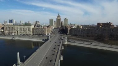 Anteni Moskova şehir Cityscape arabalar nehir köprüsü