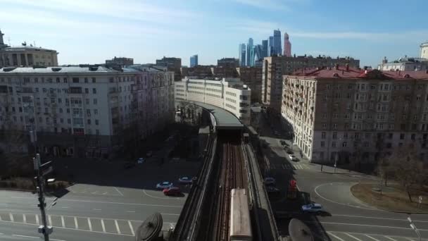 Luchtfoto metro gaat naar Tunnel Moskou stad brug — Stockvideo