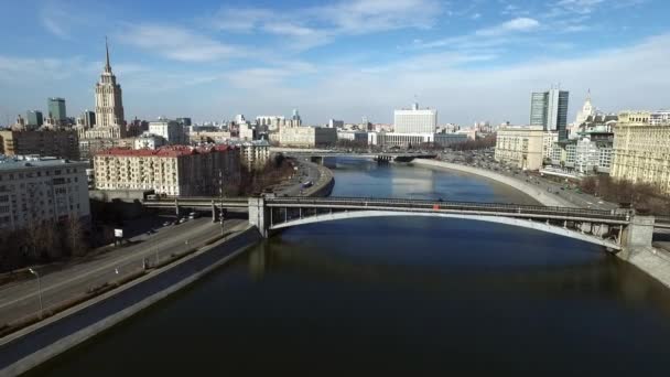 Puente de metro aéreo de Moscú Casa Blanca — Vídeos de Stock