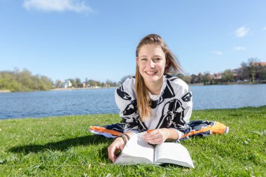 Süre kamera öğrenmede öğrenci gülüyor