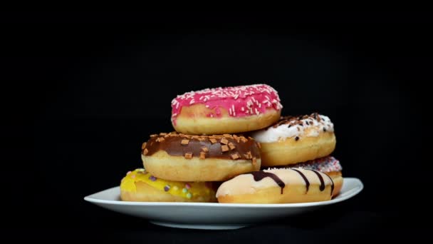 Donuts in plaat worden opgehaald. — Stockvideo