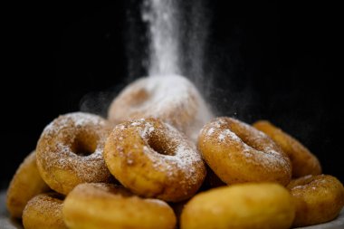 El şekeri serpiştiren çörekler.