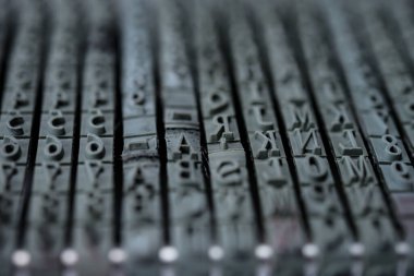 Yuvarlanan kauçuk damga harfleri ve numaralar makro çekim.