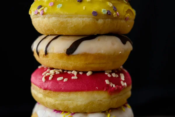 多种颜色的甜甜圈堆积如山 — 图库照片