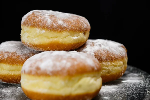 Rosquillas rellenas de chocolate o jalea espolvoreadas con azúcar en polvo Imágenes De Stock Sin Royalties Gratis