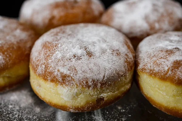 Czekolada lub galaretki wypełnione pączki posypane cukrem pudrem — Zdjęcie stockowe