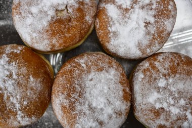 Çikolata ya da pudra şekerli reçelli çörekler