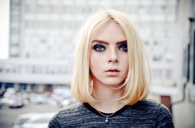 Bir kız şehir, sokak kadın portre, açık havada güzel bir genç kız portresi portresi