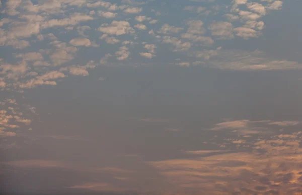 Masmavi gökyüzü bulutlu