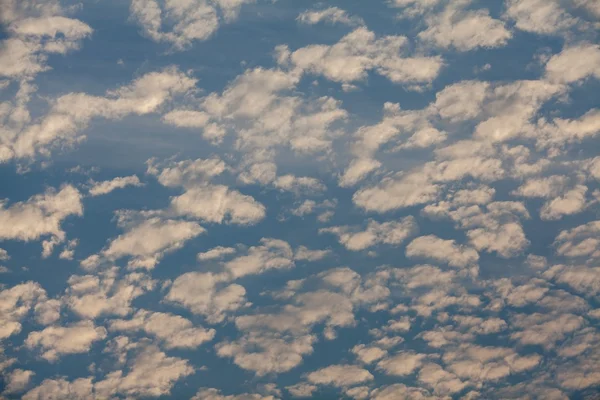 Masmavi gökyüzü bulutlu