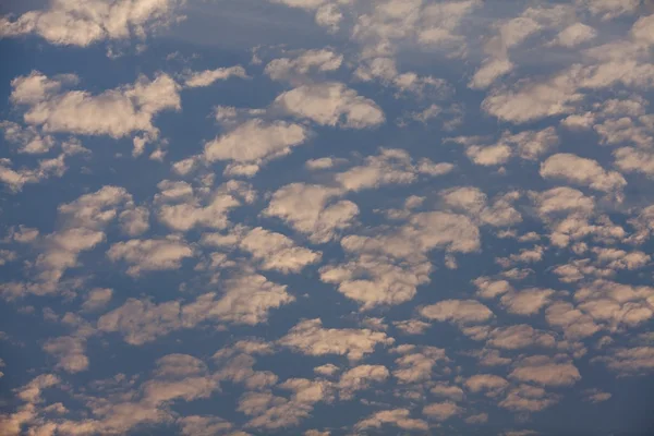 Masmavi gökyüzü bulutlu