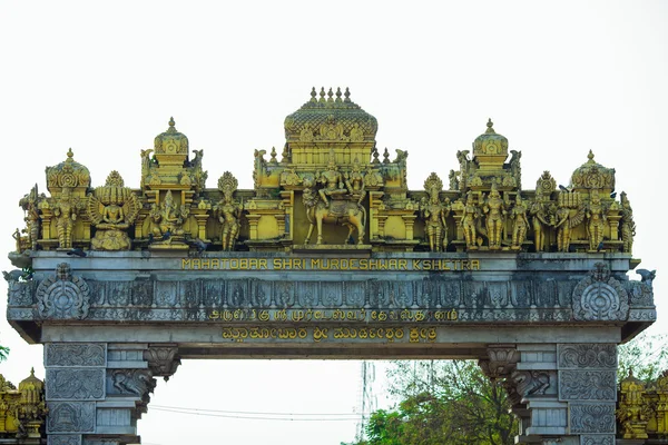 Temple ворота в Murdeshvare — стокове фото