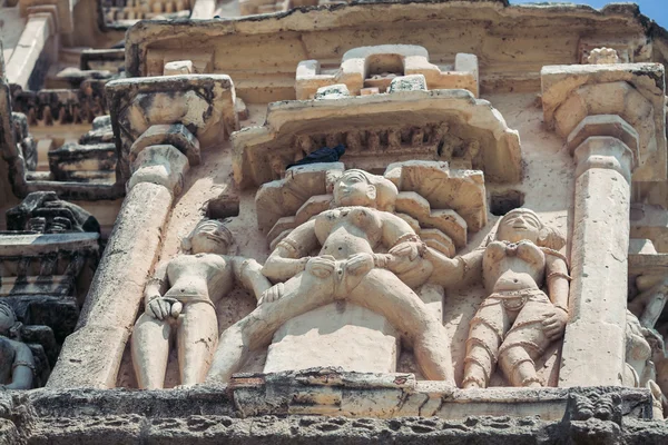 De scènes van de bas-reliëf uit de Kama Sutra in India — Stockfoto