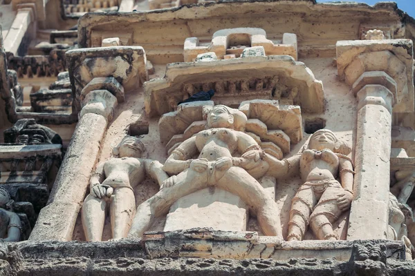 Le scene in bassorilievo del Kama Sutra in India — Foto Stock