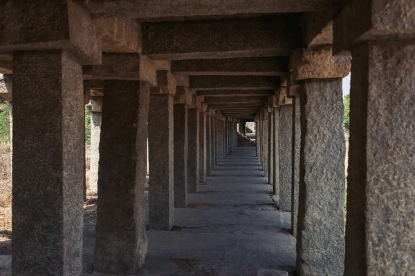 Colunas em Hampi, Índia Fotos De Bancos De Imagens