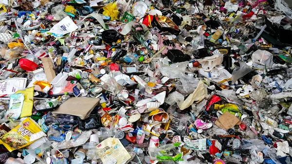 Chatarra de plástico en el centro de reciclaje — Foto de Stock
