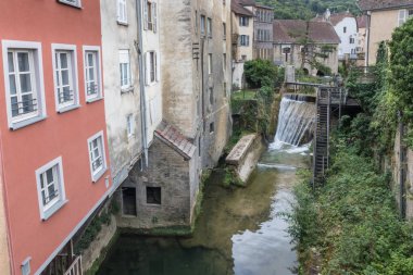 Cuissance Nehri ve tarihi Arbois, Jura, Fransa 'daki barajı