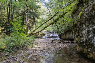 Muhteşem Cascades du Herisson, Herisson Şelaleleri Jura, Fransa