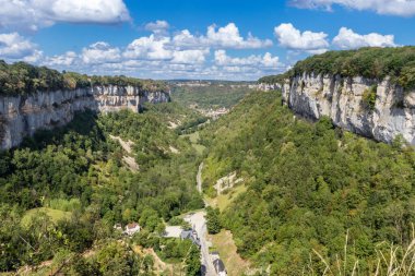 Baume Les Messieurs köyü, Vadi, Jura, Fransa kanyonu.