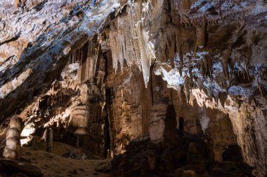 Fransa 'daki güzel Jura doğal yeraltı mağaraları