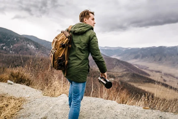 Hombre se eleva a la cima de la montaña — Foto de Stock