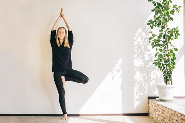 Young woman doing the asana in yoga studio — Stock Photo, Image