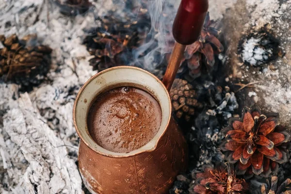투르쿠에 커피는 숯불에서 것이었습니다 산에서의 하이킹 장작과 전나무 원추형으로 스톡 사진