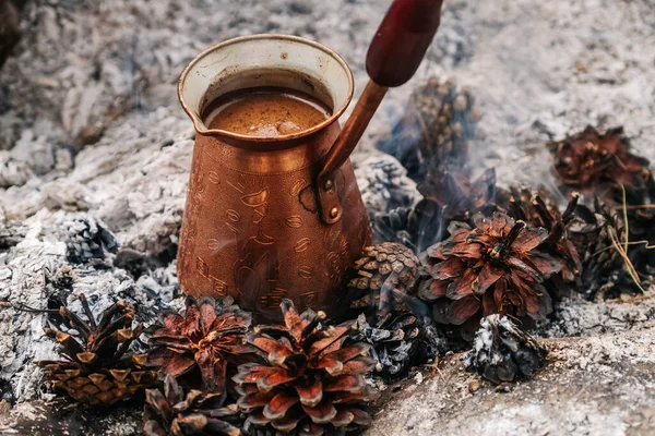 투르쿠에 커피는 숯불에서 것이었습니다 산에서의 하이킹 장작과 전나무 원추형으로 스톡 사진