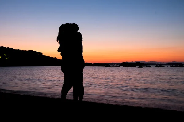 Silhouette of two lovers kissing — Stock Photo, Image