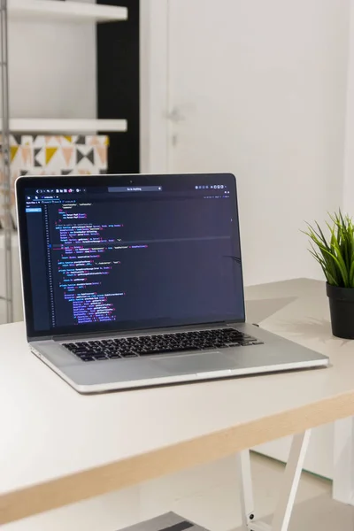 Espacio de trabajo de oficina en casa nómada digital minimalista — Foto de Stock