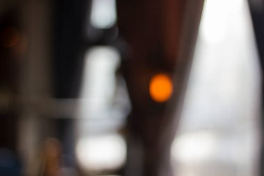 Işıklar ve bar tezgahı olan bulanık restoran arka planı - sığ DOF