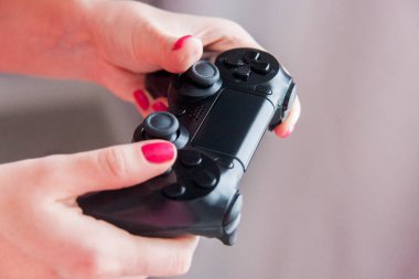 Oyun oynarken kadın ellerinin oyun alanıyla yakın plan görüntüsü