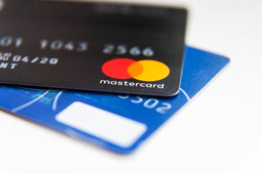 Copyspace ile beyaz arkaplandaki MasterCard Banka Kartını kapat
